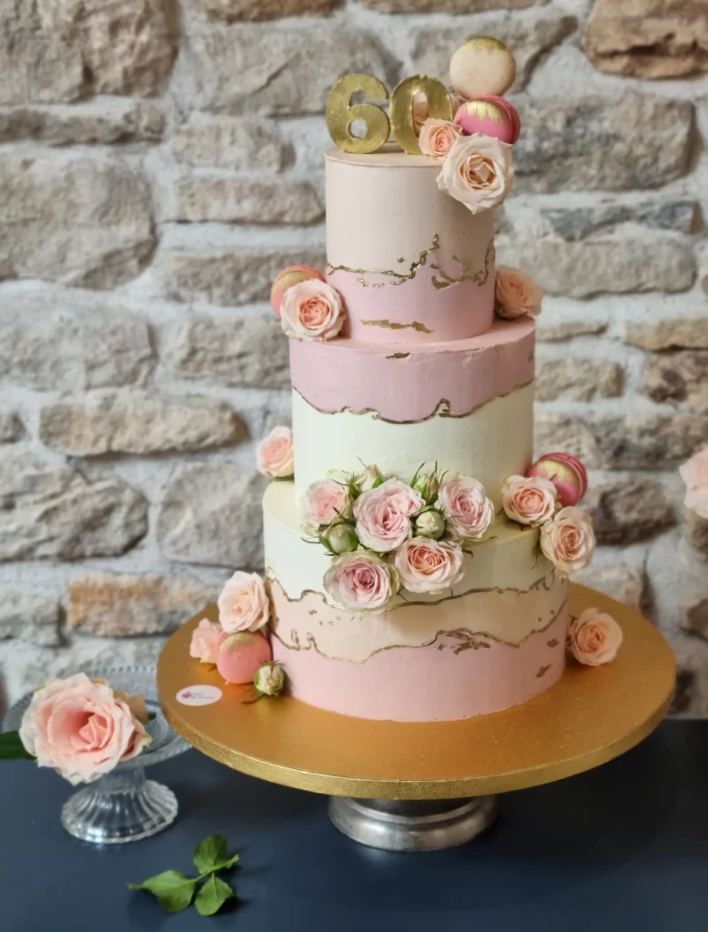 Gâteau d'anniversaire rose à étage, création de cake design à Dijon