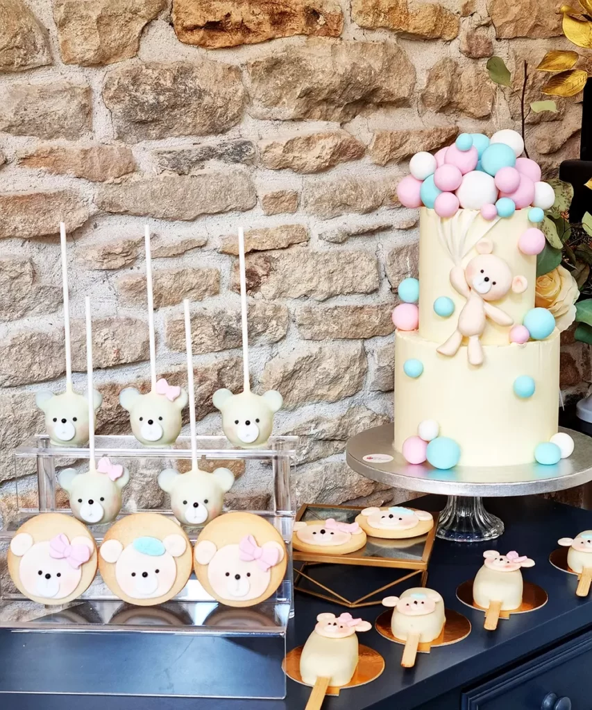 Gâteau pour Gender Reveal à Dijon, création de gâteau personnalisé et buffet sucré.