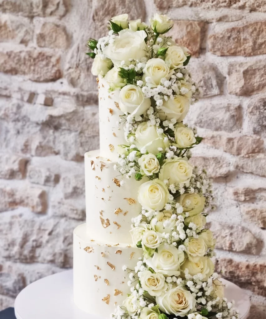 wedding cake mariage roses blanches