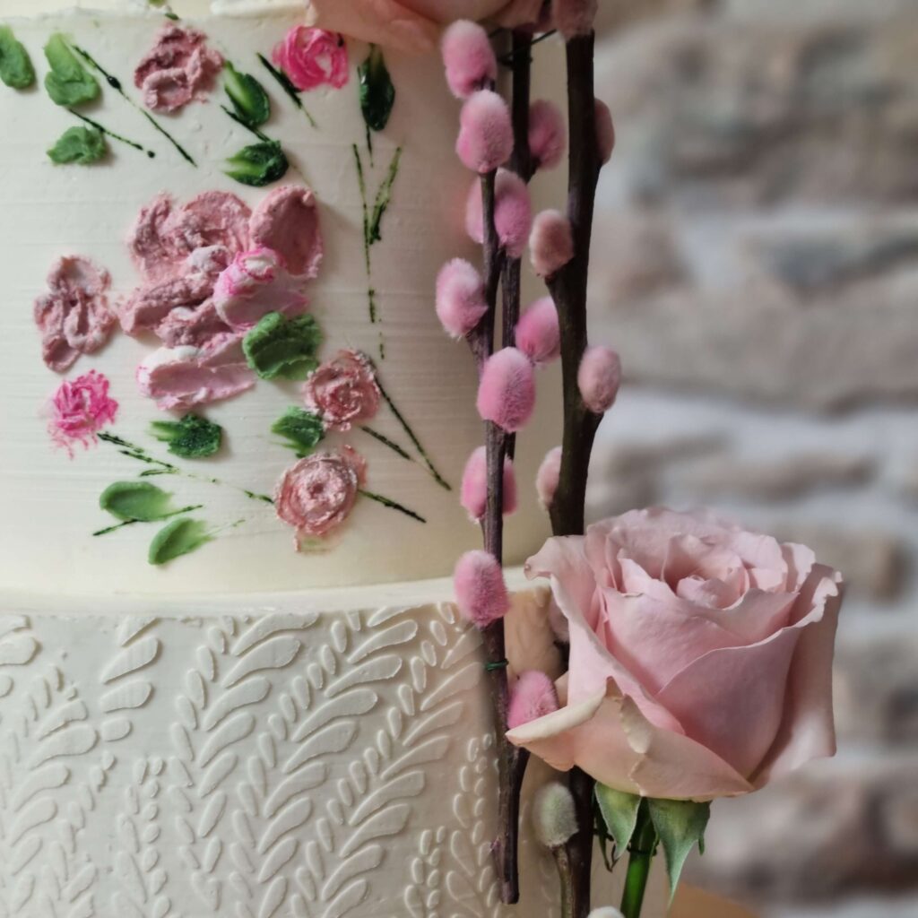 Les fleurs, un détail magnifique sur un wedding cake.