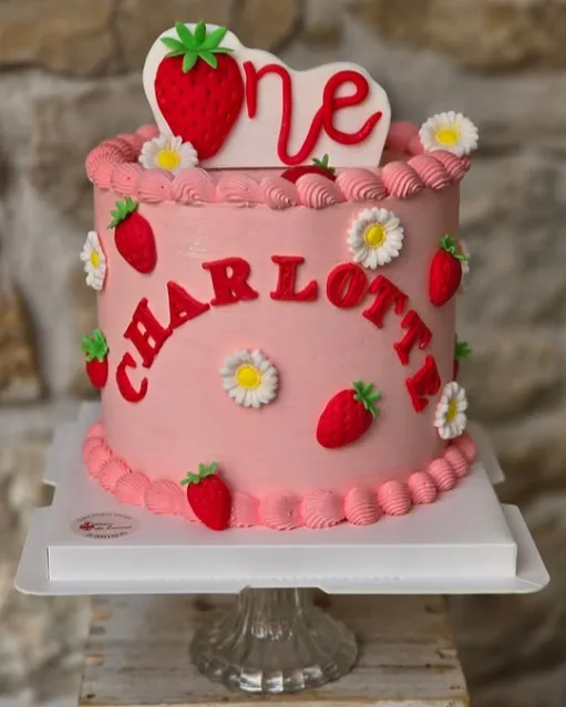 Gâteau d'anniversaire rose aux fraises pour Charlotte